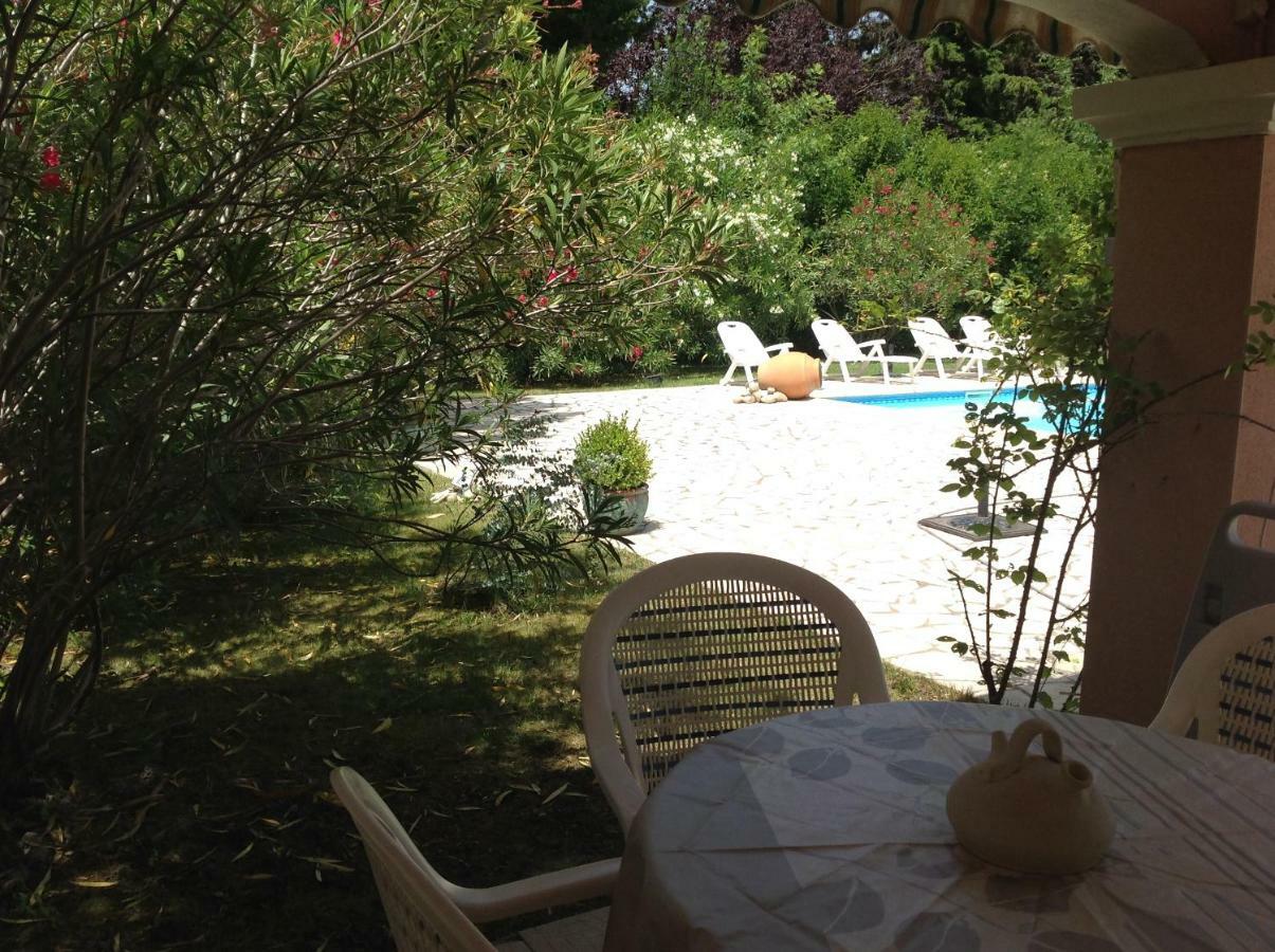 B&B Les Muscades Saint-Étienne-du-Grès Eksteriør bilde
