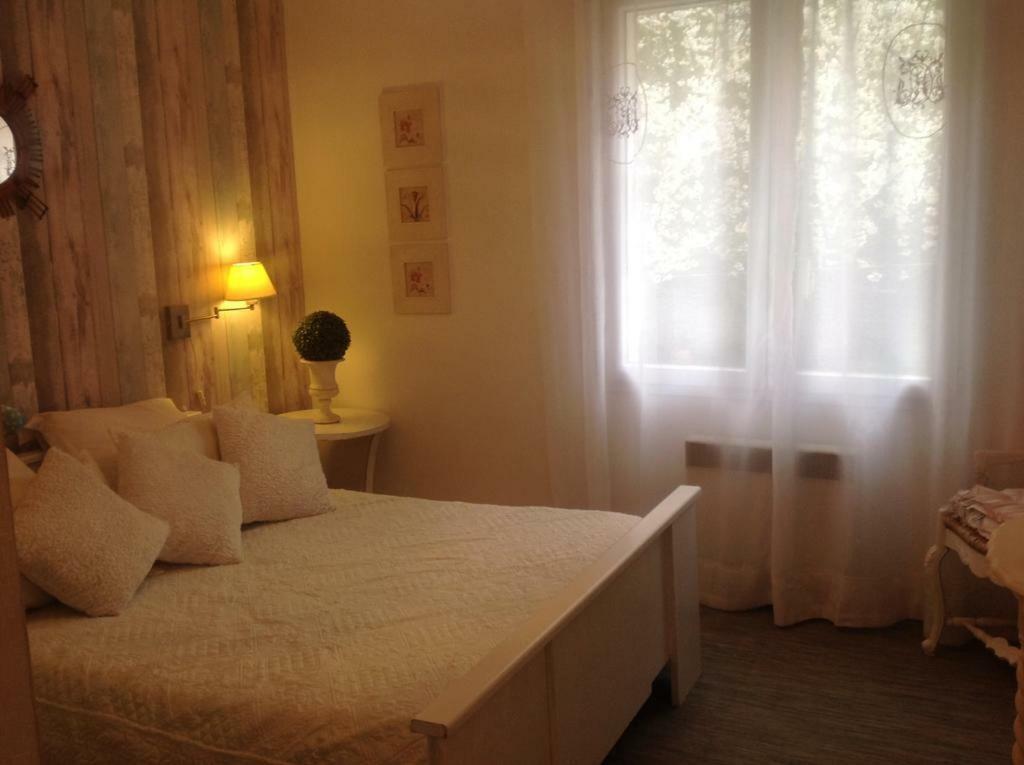 B&B Les Muscades Saint-Étienne-du-Grès Eksteriør bilde